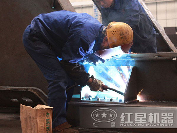 乐鱼网页版反击式破碎机生产车间工人