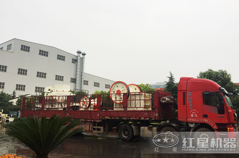 乐鱼网页版整套打石子机器装车发货中