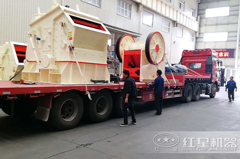 河南乐鱼网页版石子加工机器装车，准备发货