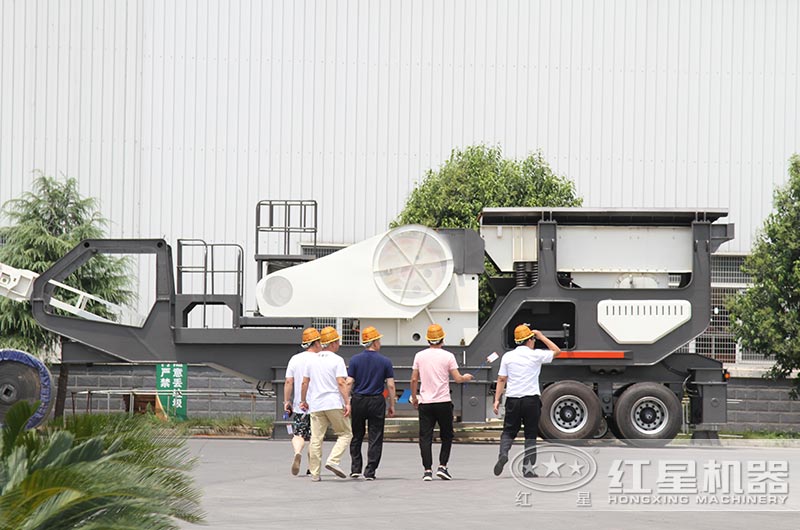 客户来乐鱼网页版参观小型移动石子机