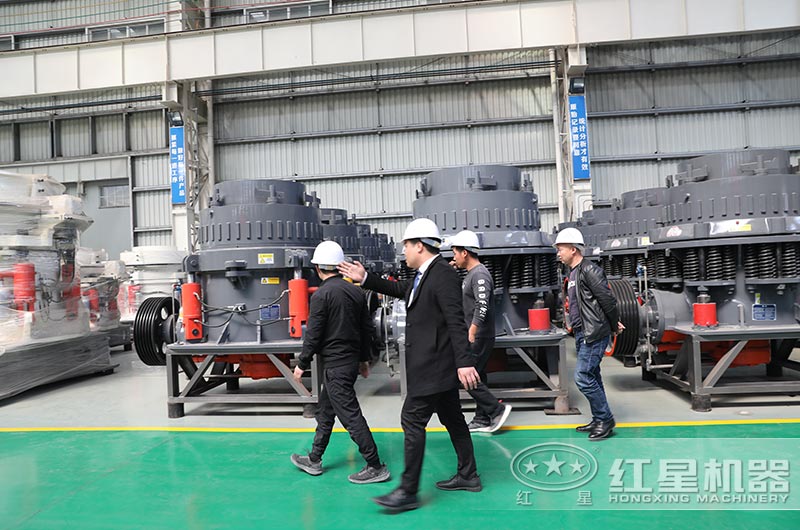 乐鱼网页版客户到厂参观圆锥破碎机