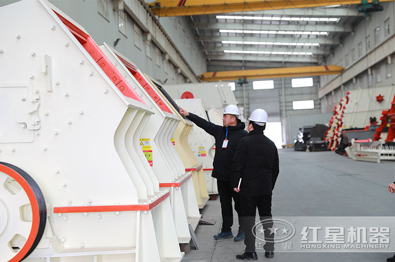 乐鱼网页版客户到厂参观锤式打砂机