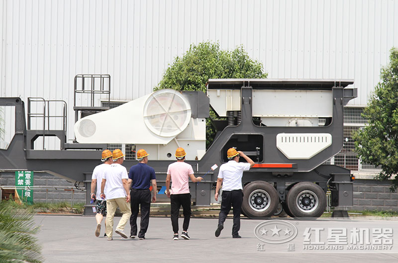 乐鱼网页版客户到厂参观河卵石移动制砂机