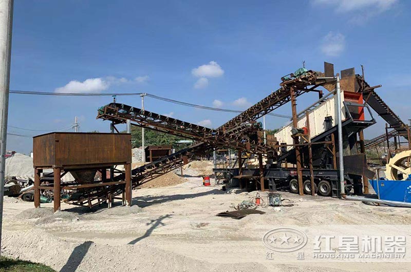乐鱼网页版海南客户车载式移动破碎机生产现场