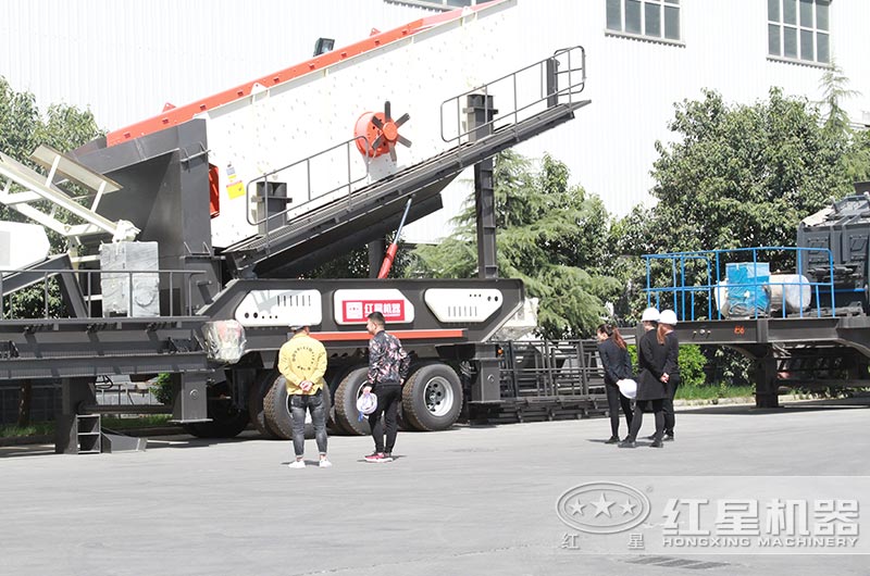 乐鱼网页版客户到厂参观考察车载式移动破碎机