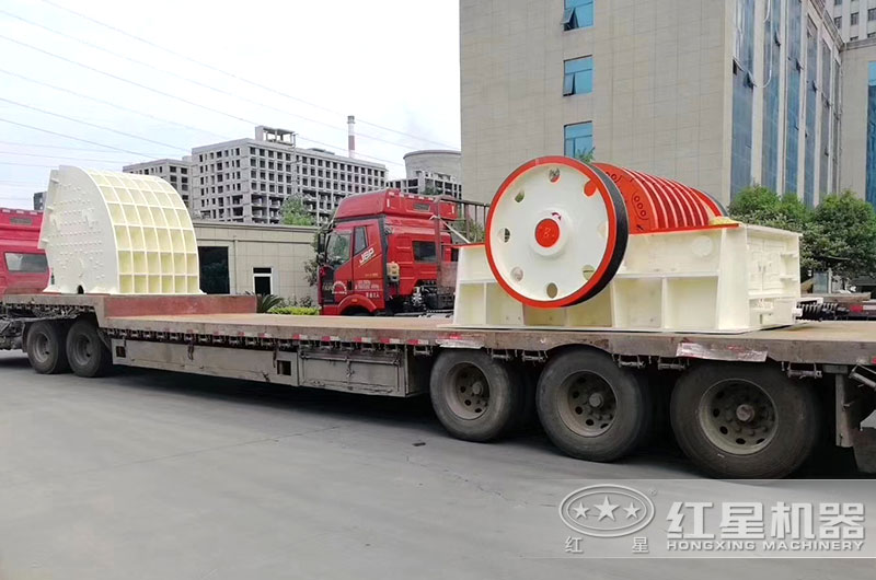 乐鱼网页版时产3000吨的PCZ2225重锤式破碎机发货现场