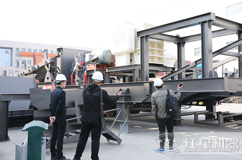 乐鱼网页版客户到厂近距离考察移动碎石机
