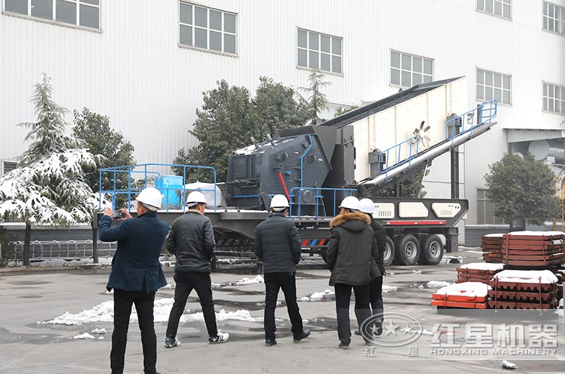 乐鱼网页版客户到厂近距离参观考察轮胎式粉碎机